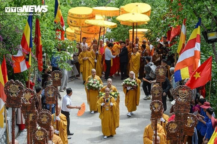 Lãnh đạo tỉnh Hà Nam và ban tổ chức cung rước xá lợi Phật Thích Ca Mâu Ni về chùa Tam Chúc sáng 17/5. (Ảnh: Viên Minh)