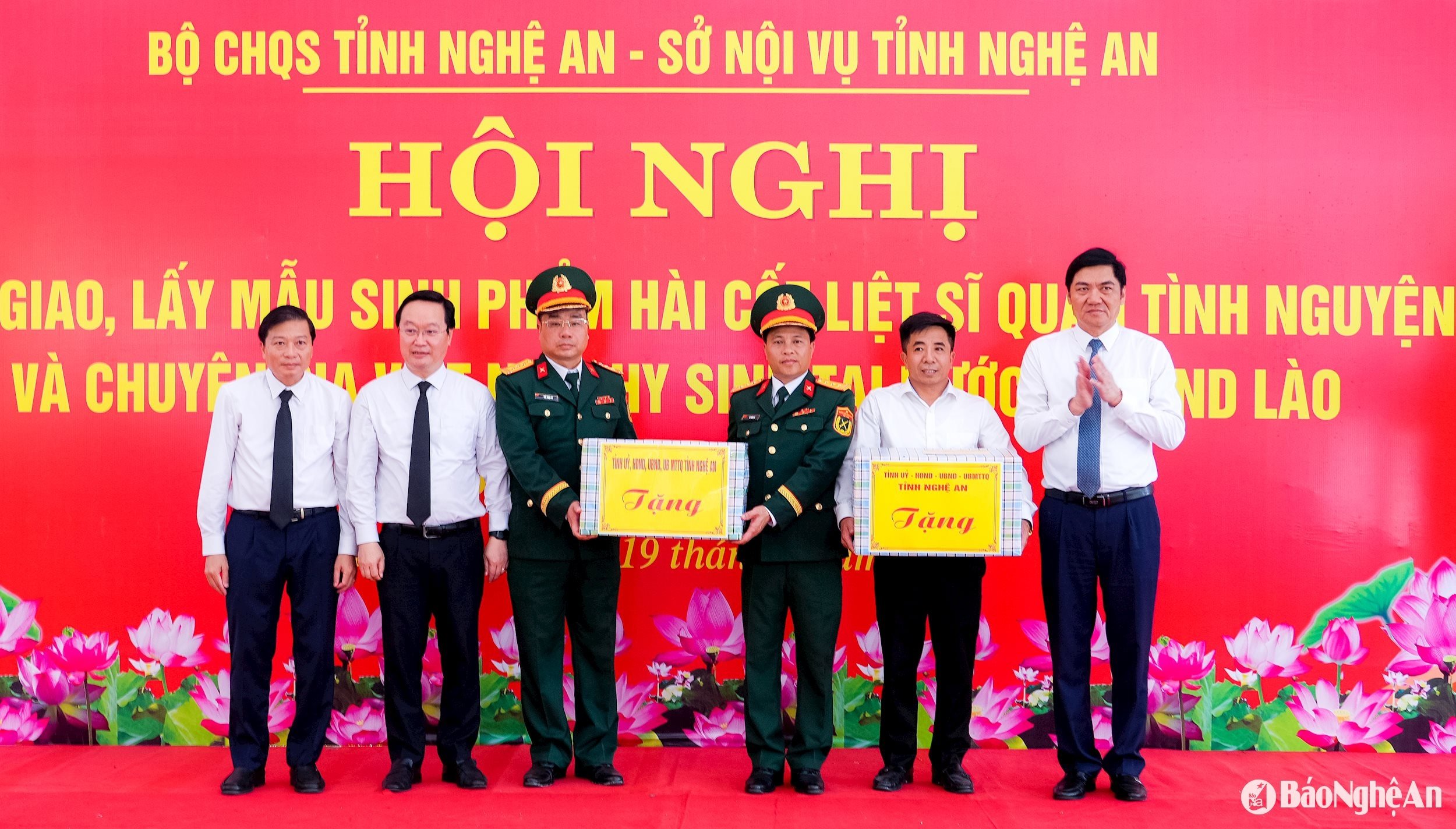 ថ្នាក់ដឹកនាំខេត្ត Nghe An បានប្រគល់អំណោយដល់ក្រុមប្រមូលអដ្ឋិធាតុទុក្ករបុគ្គលនៃបញ្ជាការដ្ឋានយោធាខេត្ត Nghe An និងតំណាងគណៈគ្រប់គ្រងទីបញ្ចុះសពទុក្ករជនស្រុក Nghi Loc។ រូបថត៖ Pham Bang