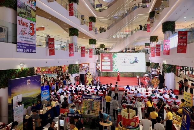 Bà Phan Thị Thắng tham quan gian hàng tại Chương trình 