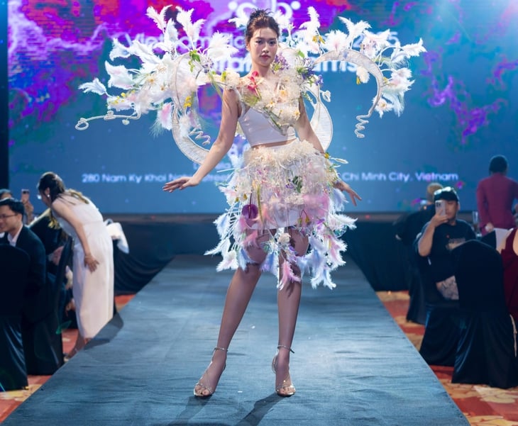 Mặc hoa lá lên sàn diễn thời trang - Ảnh 6.