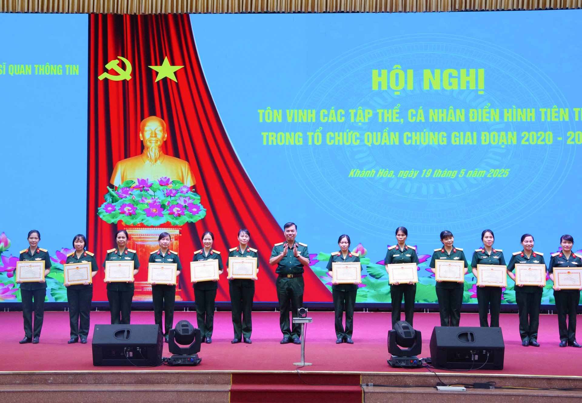 Đại tá Nguyễn Trọng Vĩnh - Phó Hiệu trưởng Quân sự nhà trường trao thưởng cho các tập thể, cá nhân điển hình trong hoạt động hội phụ nữ.