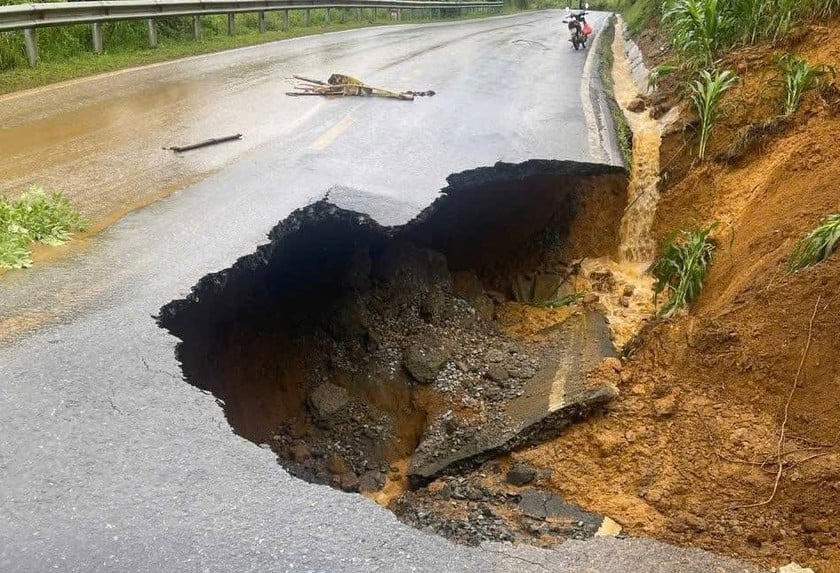 Mặt đường trên quốc lộ 4D bị sụt lún nghiêm trọng ảnh hưởng đến ATGT.