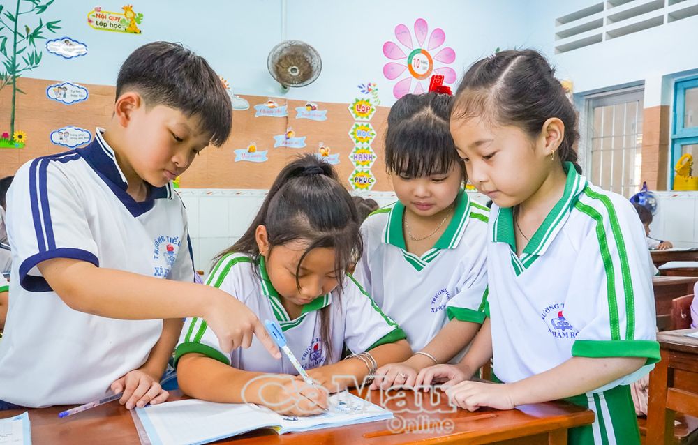 ផ្លាស់ប្តូរម៉ោងសិក្សាជាក្រុម សកម្មភាពរួមចំណែកក្នុងការអភិវឌ្ឍជំនាញកិច្ចសហប្រតិបត្តិការ ការគិត និងស្មារតីសិក្សាដោយខ្លួនឯងរបស់សិស្ស។