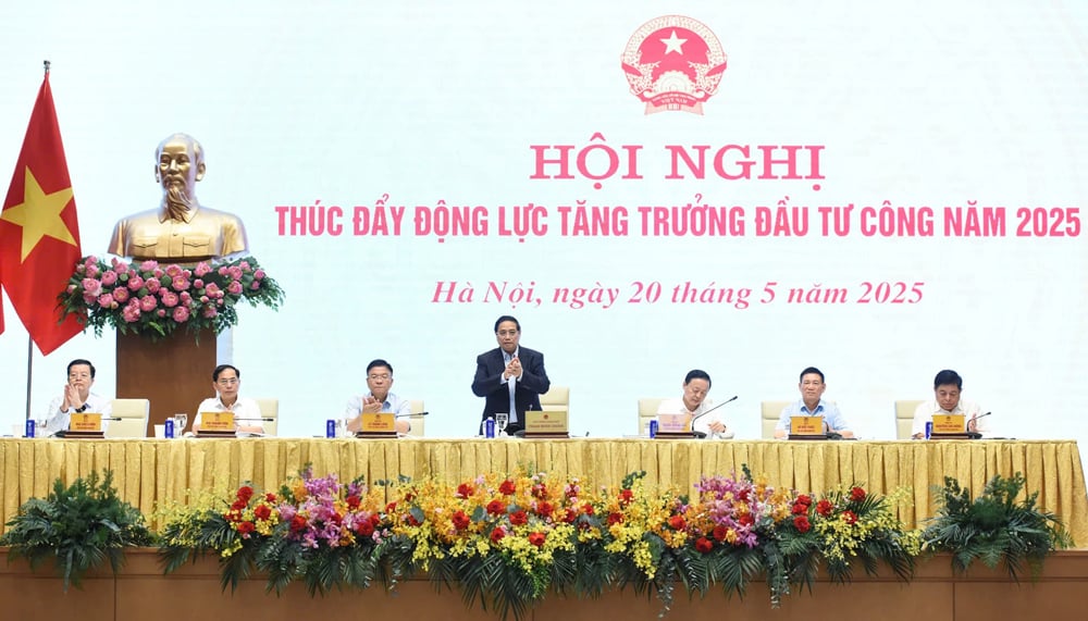Prime Minister Pham Minh Chinh chairs the Conference on promoting public investment growth momentum in 2025. Photo: nhandan.vn
