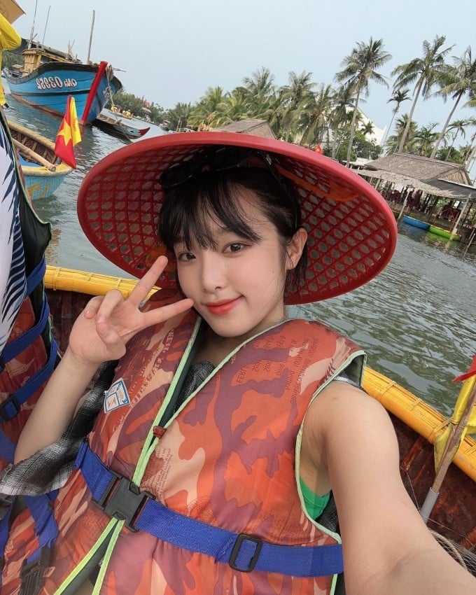 Sao Hàn Yena đội nón lá, nhảy nhạc Việt trong chuyến du lịch Hội An năm 2023. Ảnh: Yena