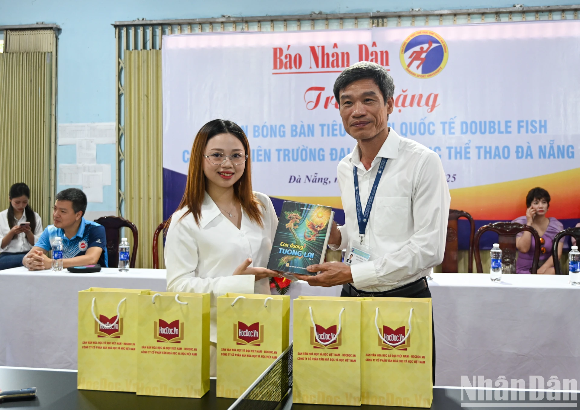 [Photo] Le comité d'organisation du tournoi national de tennis de table du journal Nhan Dan a offert des tables de tennis de table et des livres aux universités de Da Nang photo 8