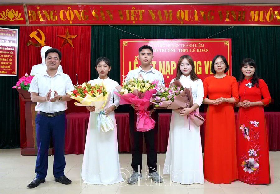 វិទ្យាល័យ Le Hoan ទទួលសិស្សថ្នាក់ទី 12 ចំនួន 3 នាក់ឱ្យចូលរួមក្នុងពិធីជប់លៀង