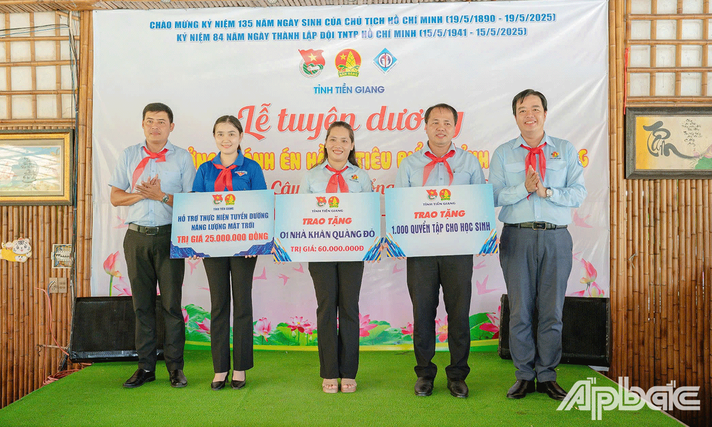 Phó Bí thư Tỉnh đoàn Tiền Giang Phạm Thanh Giang trao bảng tượng trưng 3 công trình cho đơn vị huyện Cái Bè 