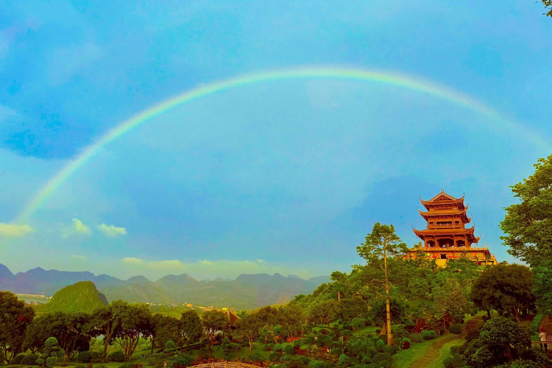 Cầu vồng xuất hiện tại chùa Tam Chúc – nơi đang tôn trí xá lợi Đức Phật. (Ảnh: Hà Phương)
