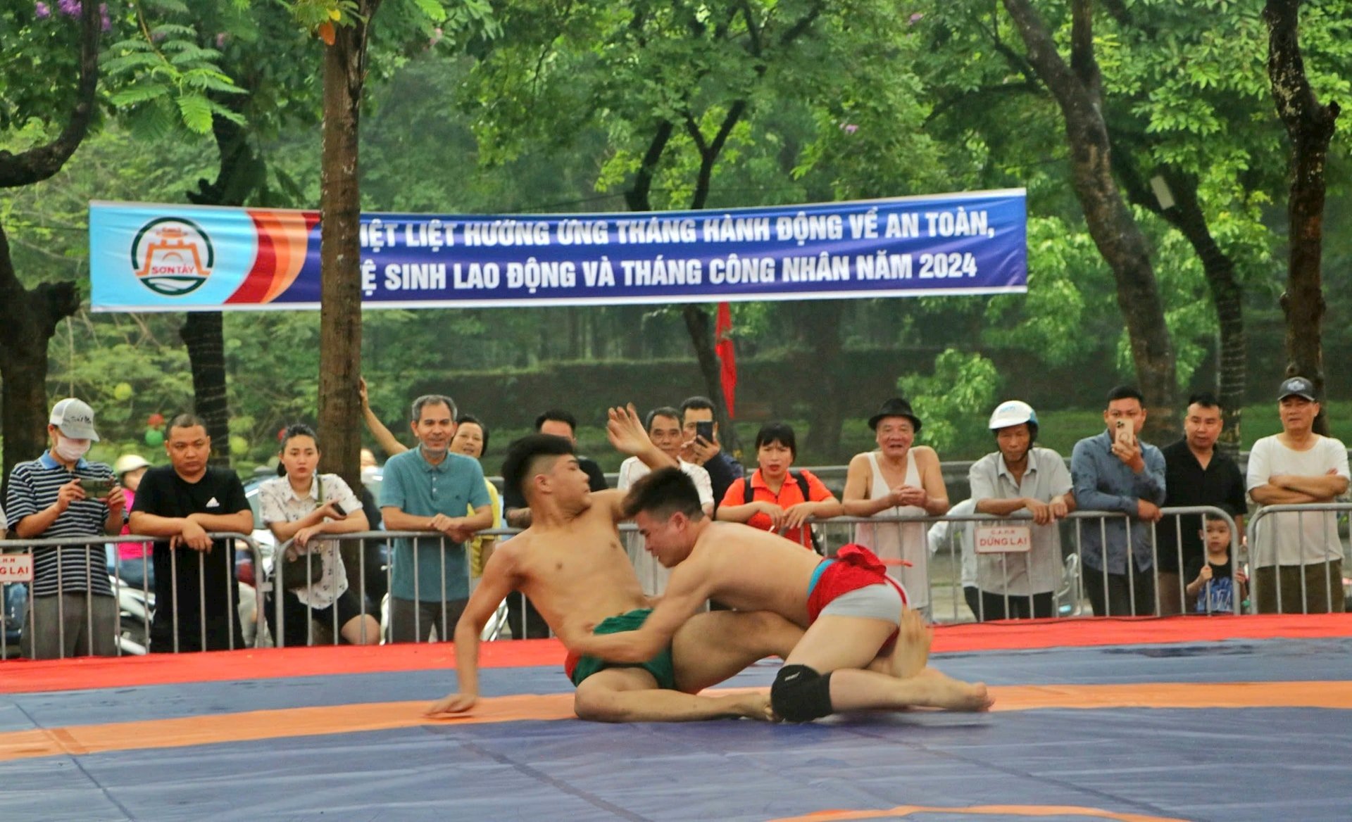 កីឡាចំបាប់បុរសចូលរួមការប្រកួតកីឡាចំបាប់ថ្នាក់ជាតិលើកទី៣ នៅទីក្រុងហាណូយ ដើម្បីដណ្តើមពានរង្វាន់ Phung Hung ឆ្នាំ 2024។ រូបថត៖ មជ្ឈមណ្ឌលវប្បធម៌ Son Tay