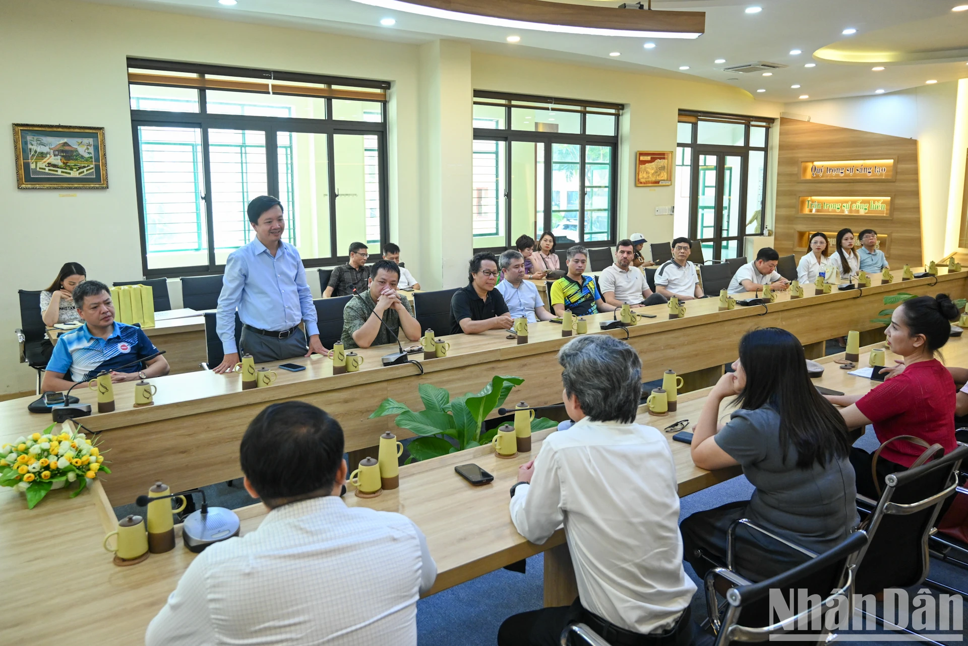 [Photo] Le comité d'organisation du tournoi national de tennis de table du journal Nhan Dan a offert des tables de tennis de table et des livres aux universités de Da Nang photo 10