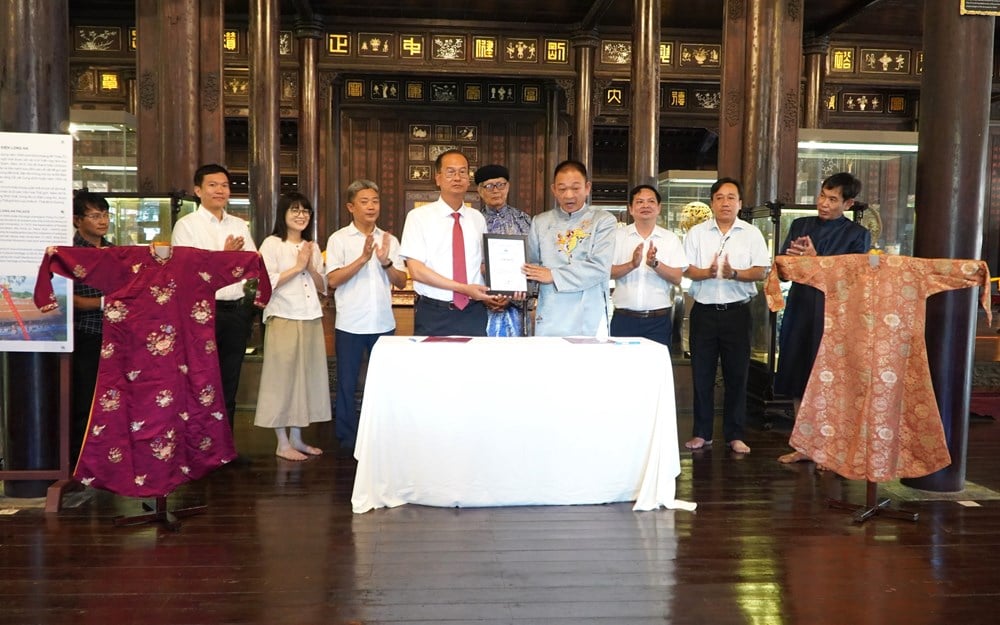  Huế tiếp nhận 2 chiếc áo của Hoàng thái hậu cuối cùng triều Nguyễn - ảnh 1