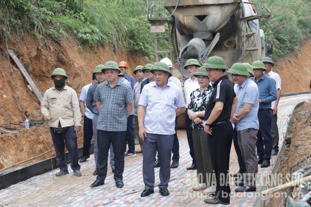 ក្រុមការងារបានចុះពិនិត្យដំណើរការសាងសង់ជាក់ស្តែងនៃគម្រោងផ្លូវភូមិ Po Kien (DH.01B) ស្រុក Trang Dinh ។