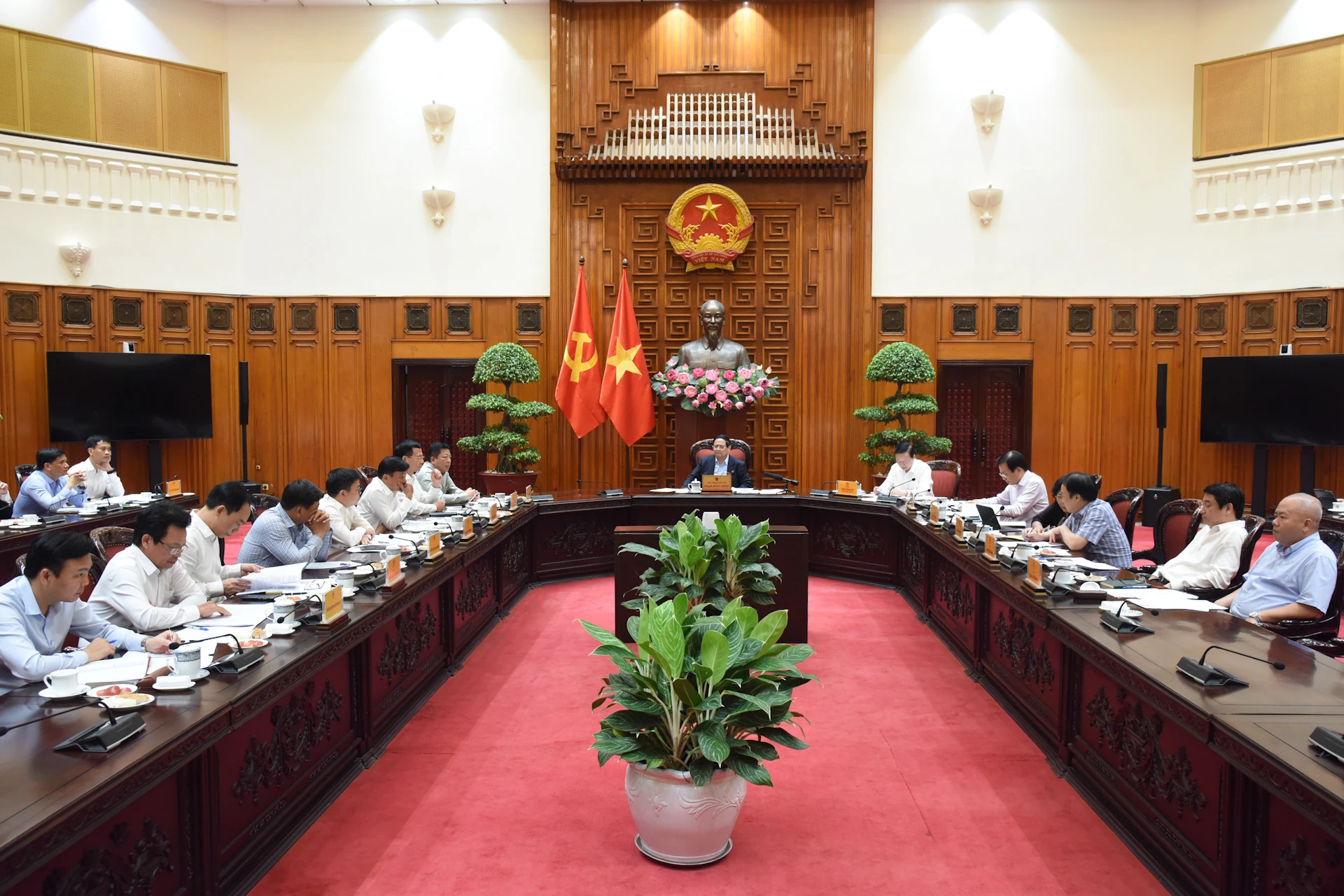 [រូបថត] នាយករដ្ឋមន្ត្រី Pham Minh Chinh ធ្វើជាអធិបតីកិច្ចប្រជុំស្ដីពីការអនុវត្តគម្រោងផ្លូវដែក Lao Cai-Hanoi-Hai Phong រូបថតទី៥