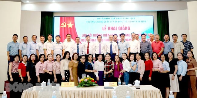 Bồi dưỡng kiến thức, kỹ năng ứng xử cho người hoạt động trong lĩnh vực nghệ thuật biểu diễn  - Ảnh 2.