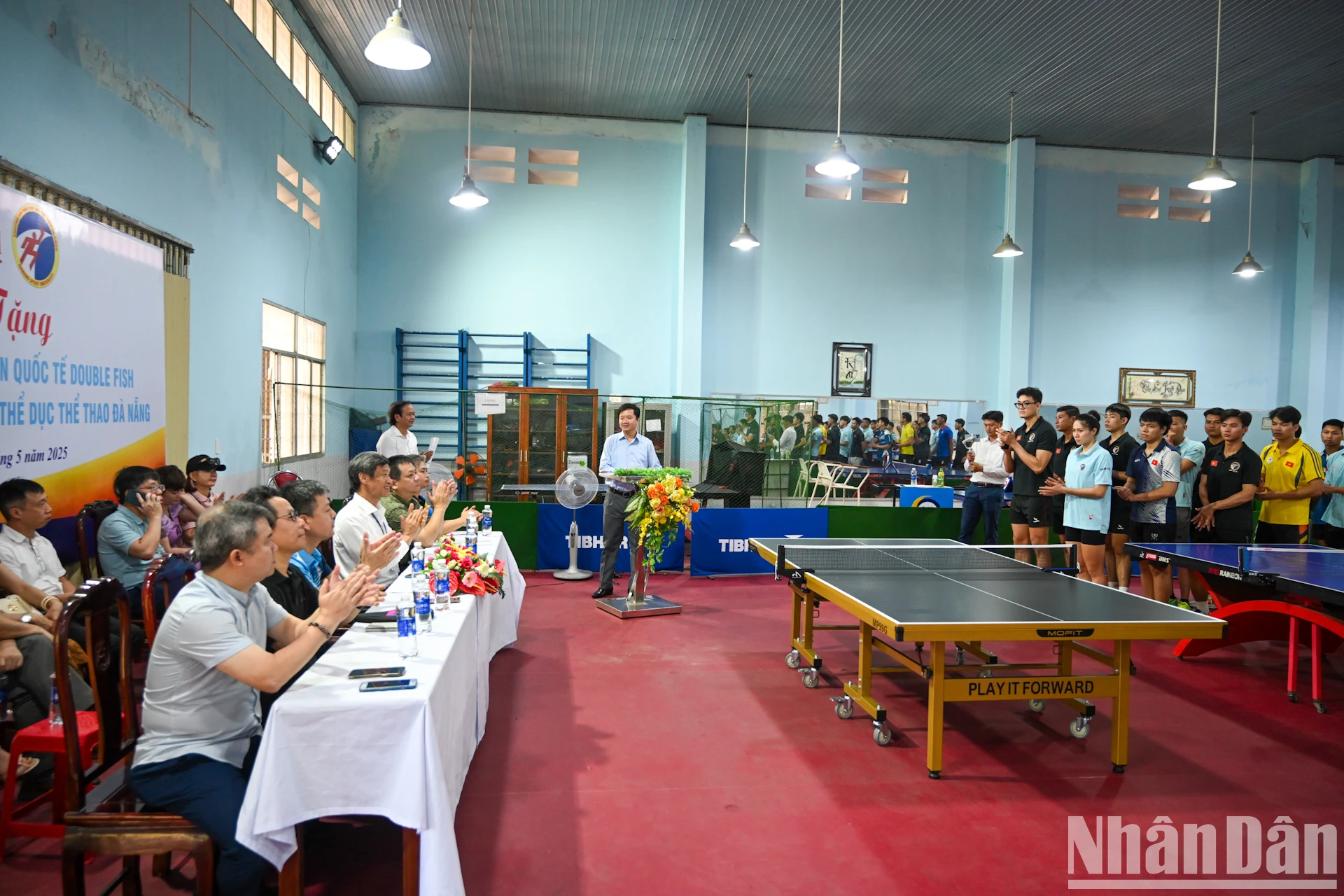 [Photo] Le comité d'organisation du tournoi national de tennis de table du journal Nhan Dan a offert des tables de tennis de table et des livres aux universités de Da Nang photo 6