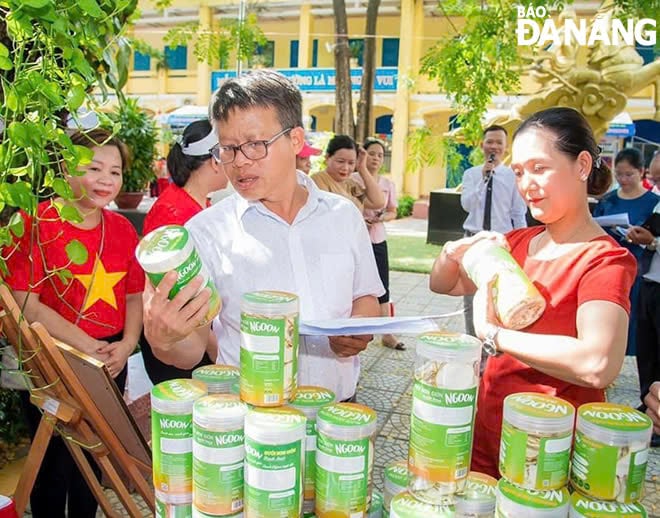កម្មវិធី OCOP ផ្តល់ឱកាសដើម្បីអភិវឌ្ឍម៉ាកផលិតផលសំខាន់ៗរបស់ស្រុកលៀនចៀវ។  រូបថត៖ HUYNH LE 