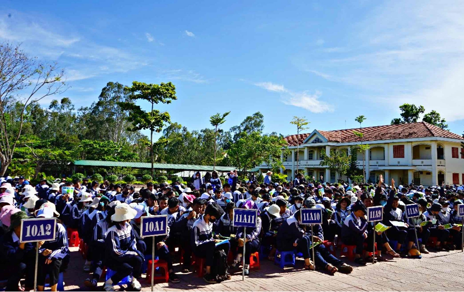 Học sinh Trường THPT Nguyễn Thái Bình, huyện Đức Trọng lắng nghe tuyên truyền