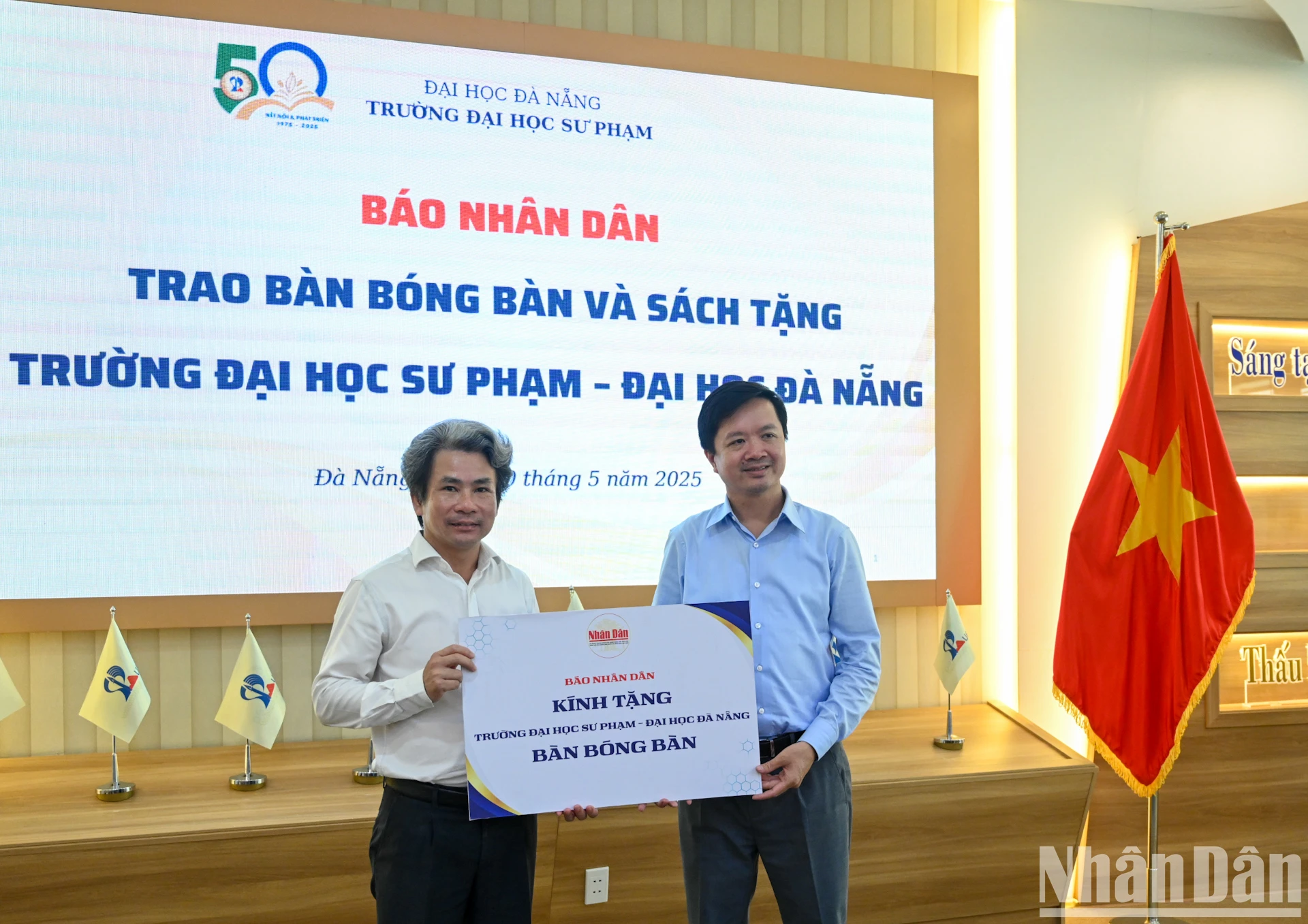 [Photo] Le comité d'organisation du tournoi national de tennis de table du journal Nhan Dan a offert des tables de tennis de table et des livres aux universités de Da Nang photo 11