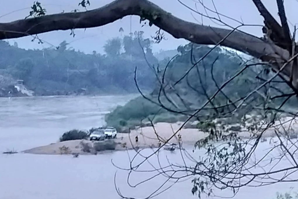 Đi cắm trại, khách Hà Nội mắc kẹt ô tô giữa 