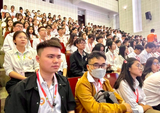 Sinh viên học gì hôm nay để không bị AI thay thế ngày mai? - Ảnh 1.
