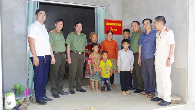ចំណាប់អារម្មណ៍ក្រោយរយៈពេល៤ឆ្នាំនៃការអនុវត្តសកម្មភាពនយោបាយពិសេសក្នុងកម្លាំងនគរបាលខេត្ត Ha Giang រូបថត ៣