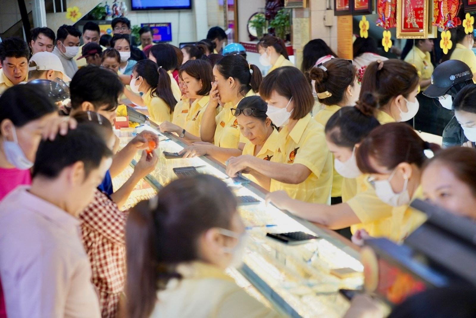 Giá vàng chiều nay 20 5 2025 giá vàng trong nước và vàng thế giới đuổi nhau sát sao