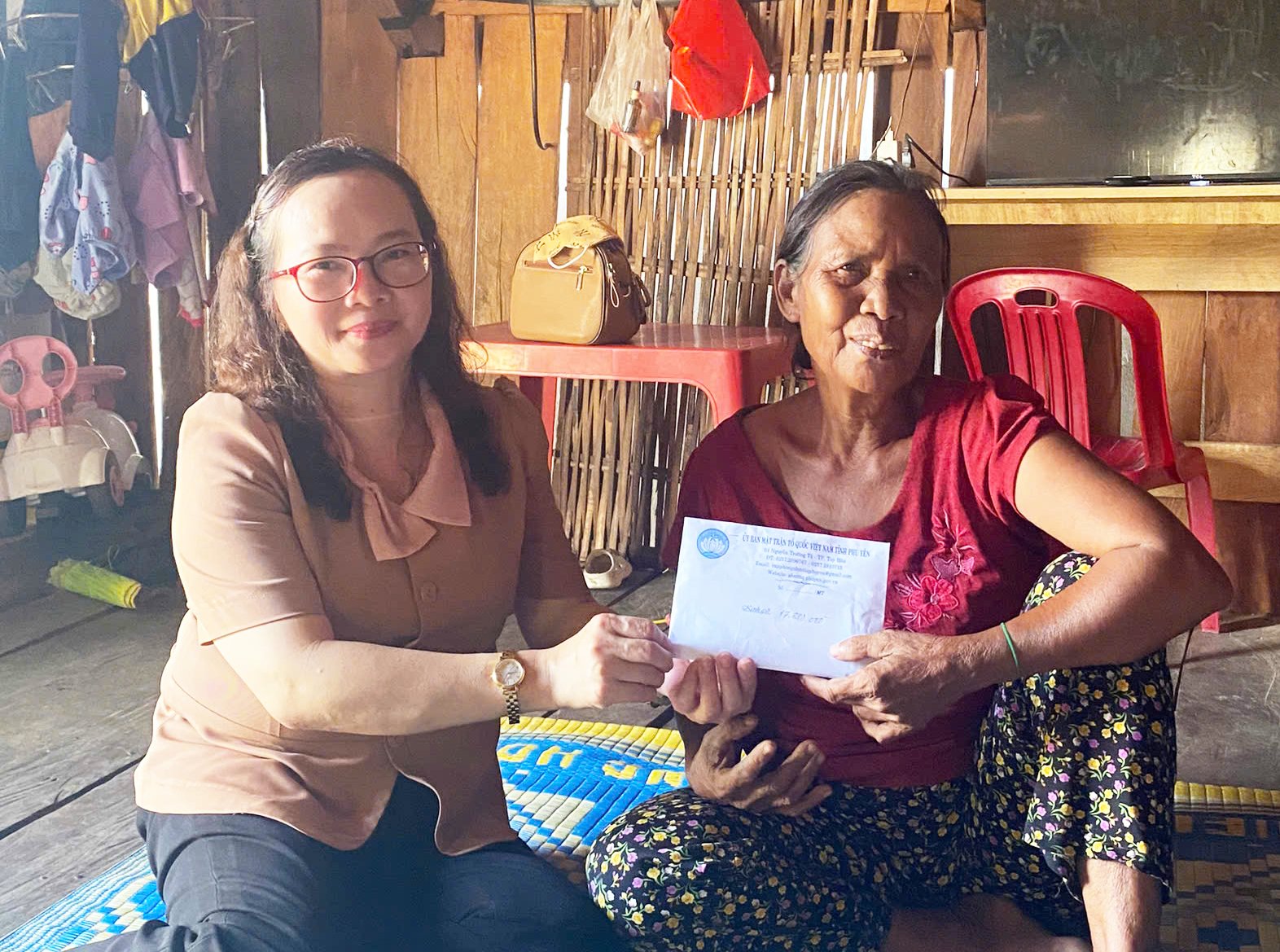 Vice Chairwoman of the Provincial Fatherland Front Committee Pham Thi Ngoc Tuyet visited and presented support to Mr. Ma Phap's family in Ca Lui commune, Son Hoa district.