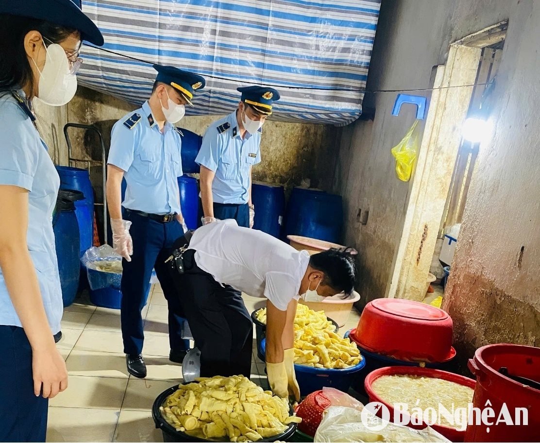 ក្រុមការងារគ្រប់គ្រងផ្សារលេខ៣ បានចុះត្រួតពិនិត្យកន្លែងកែច្នៃ និងជួញដូរពន្លកឫស្សីស្រស់មួយកន្លែង នៅសង្កាត់ Quang Trung។ រូបថត៖ PV