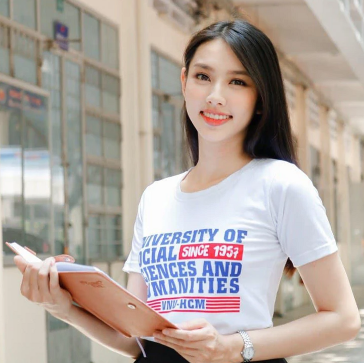 Nguyen Thuc Thuy Tien wearing the uniform of the University of Social Sciences and Humanities, Vietnam National University, Ho Chi Minh City. (Photo: FBNT)