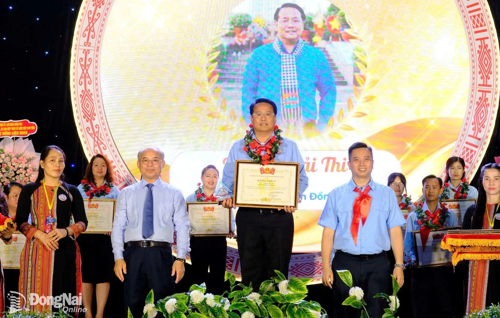 Các đại biểu trao bằng khen của Hội đồng Đội Trung ương cho đồng chí Trương Hải Thi. Ảnh: C.T.V