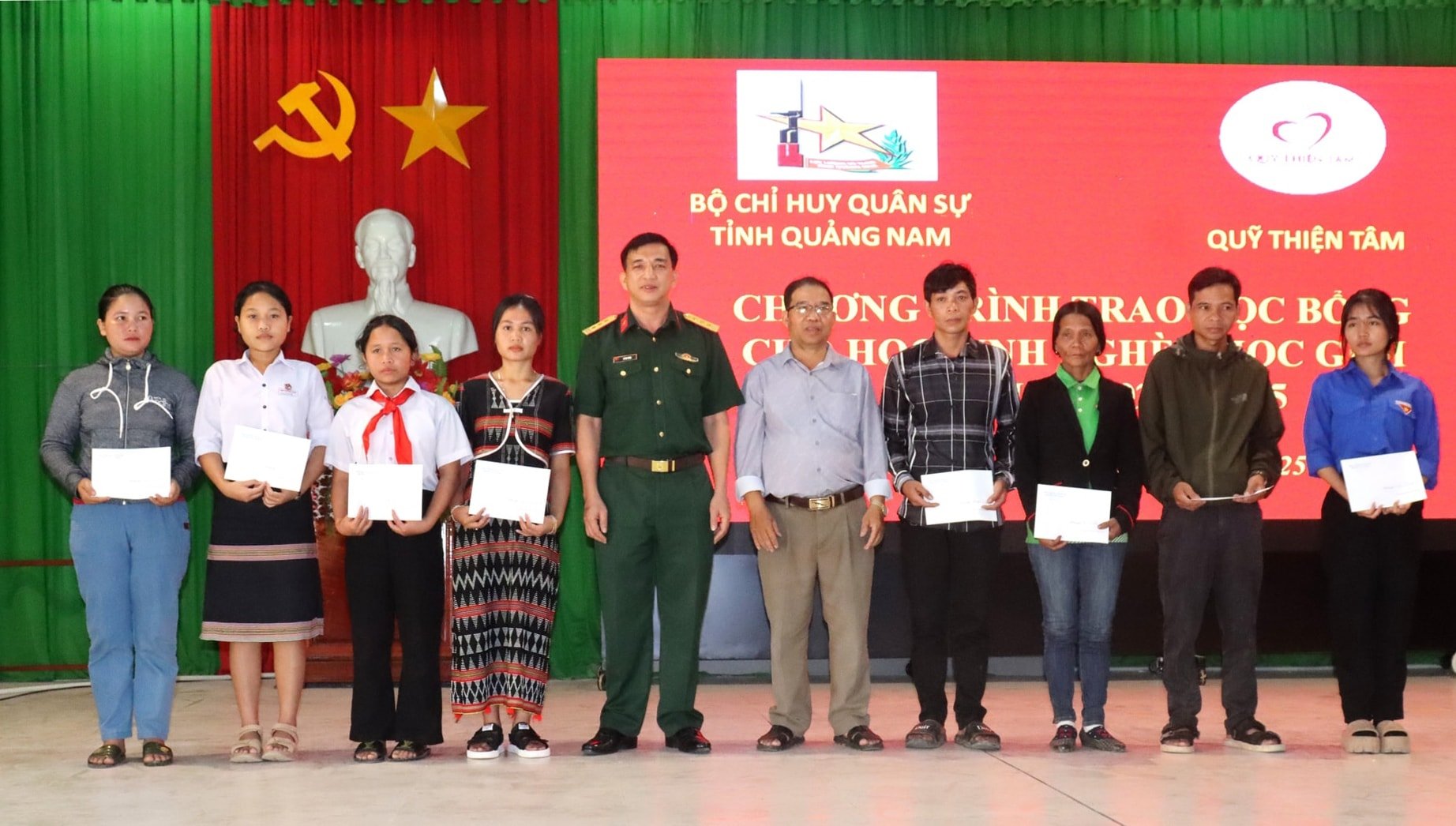 Tay Giang District Military Command presents scholarships to students with outstanding academic achievements in the 2024-2025 school year.(1).jpg