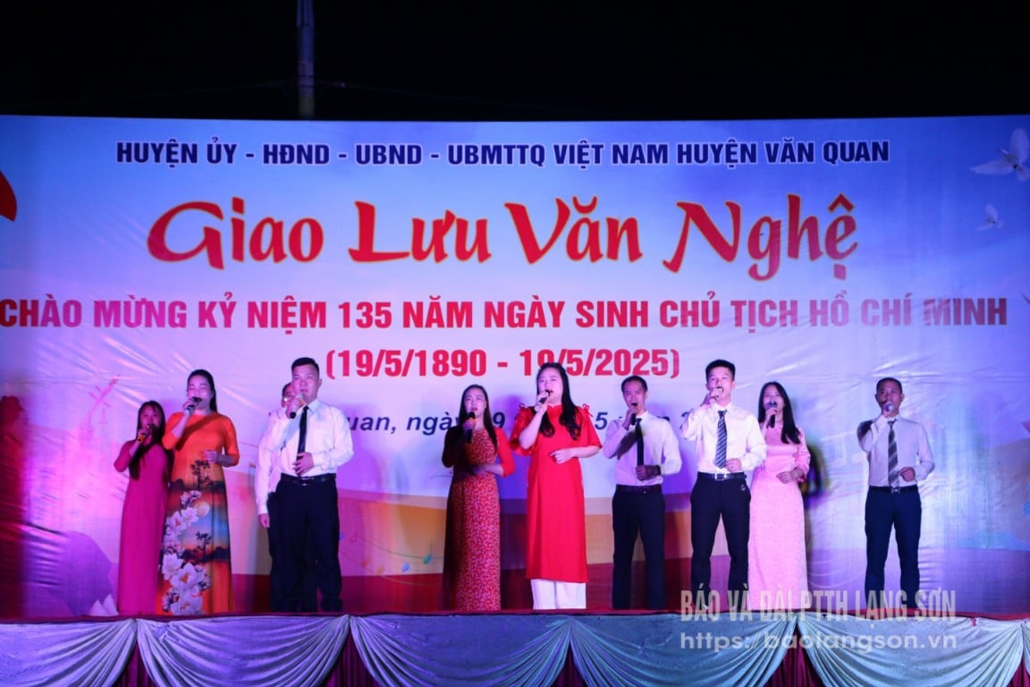 Tiết mục tốp ca do Trung tâm Y tế huyện biểu diễn