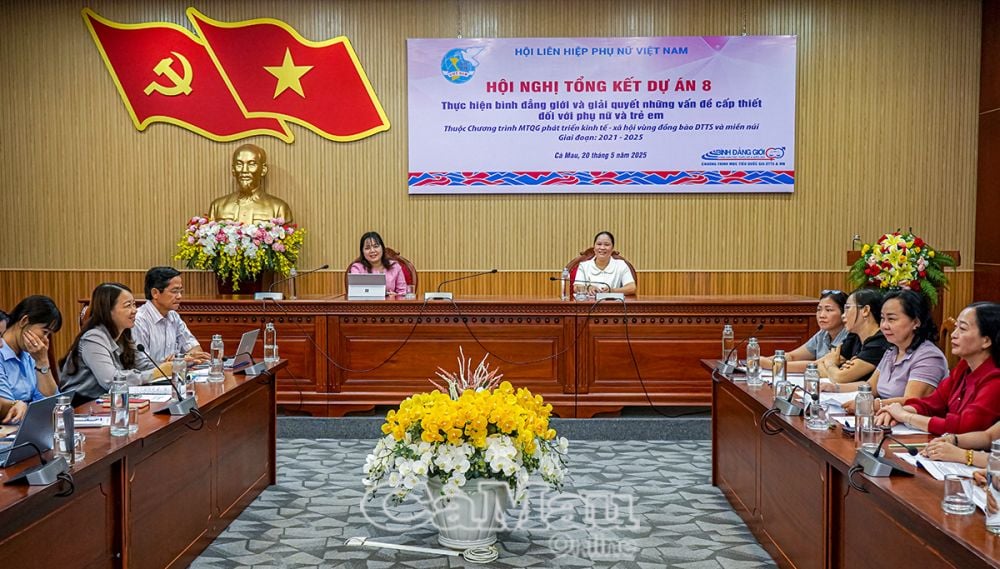 ผู้แทนจากภาคส่วนและองค์กรต่างๆ เข้าร่วมการประชุมออนไลน์เพื่อประเมินความคืบหน้าของโครงการ 8 บนสะพานจังหวัดก่าเมา