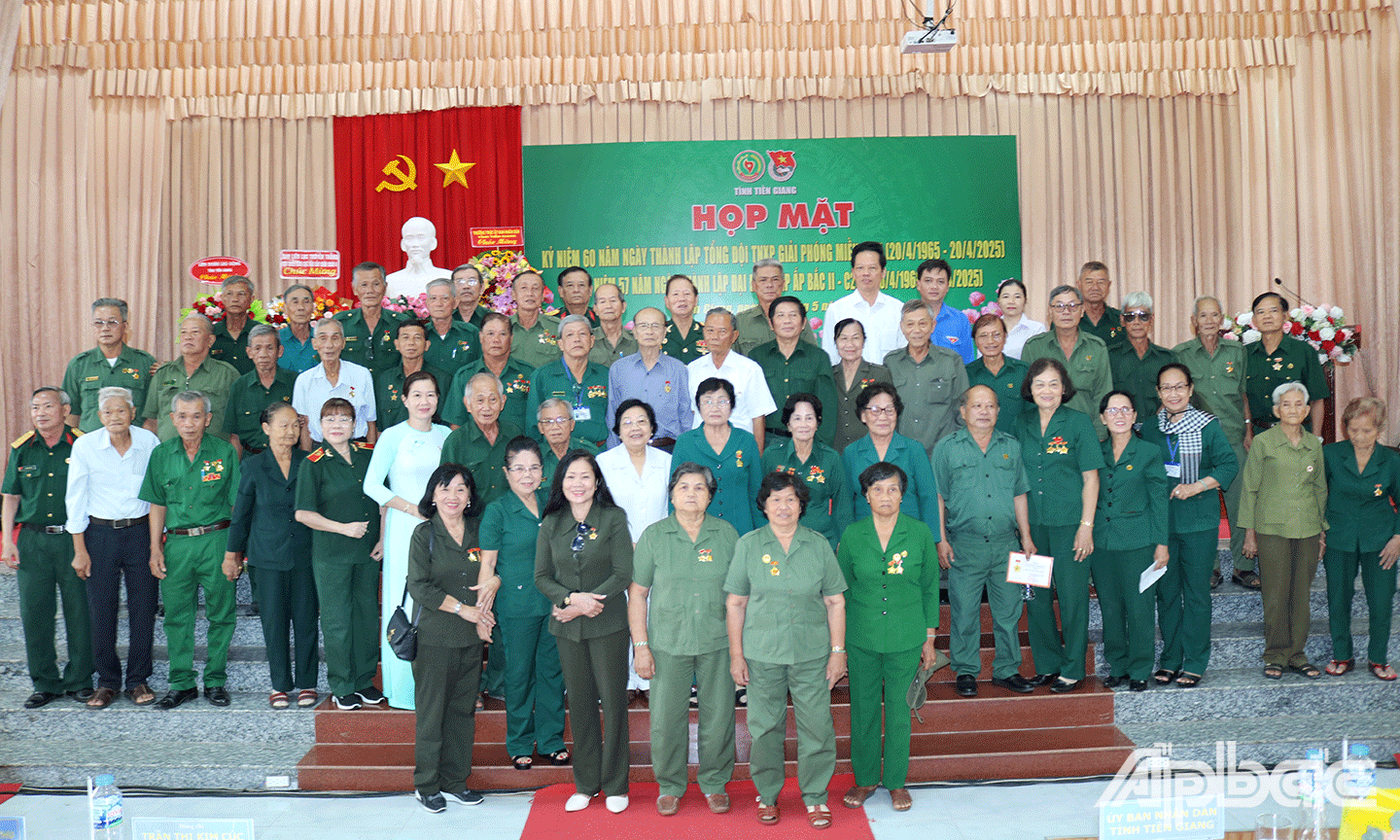 lãnh đạo, quý vị đại biểu lên sân khấu chụp ảnh lưu niệm 