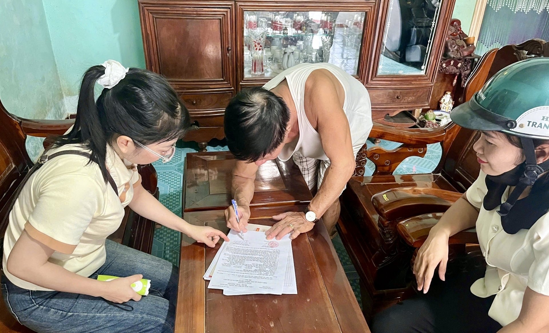 Vận động các gia đình trong vùng dịch tễ ký cam kết thực hiện các biện pháp phòng chống sốt xuất huyết