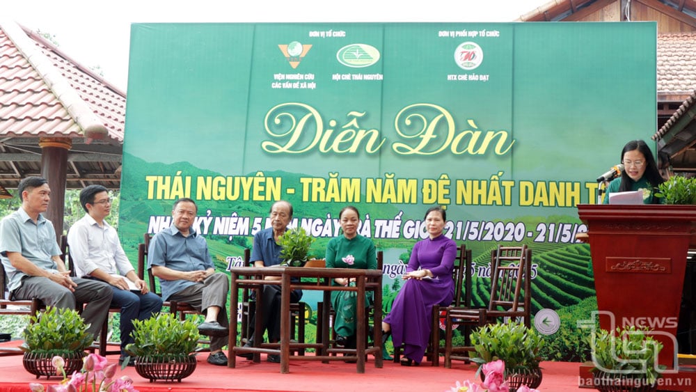 គណៈប្រតិភូពិភាក្សានៅវេទិកា។