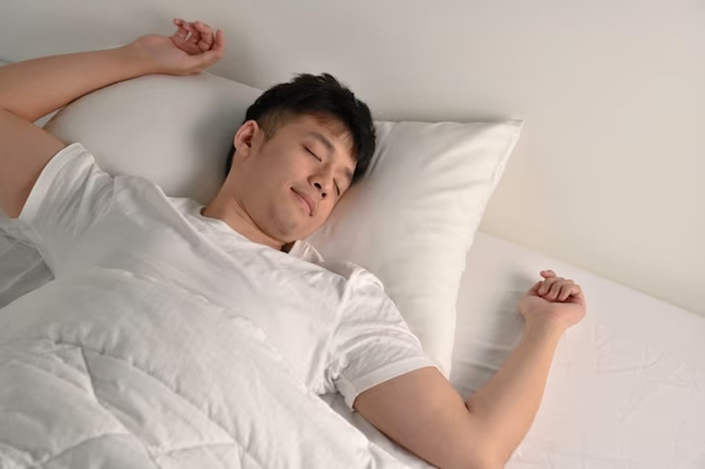 Nam nhân viên có cổ thẳng như cây gậy vì 2 thói quen sinh hoạt quen thuộc - 1