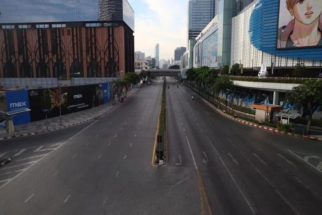 Đường sá hầu như không có xe cộ tại ngã tư Pathumwan trong dịp tết Thái. Ngành du lịch Thái Lan đã phải đối mặt với tình trạng lượng khách du lịch giảm liên tiếp kể từ đầu năm nay