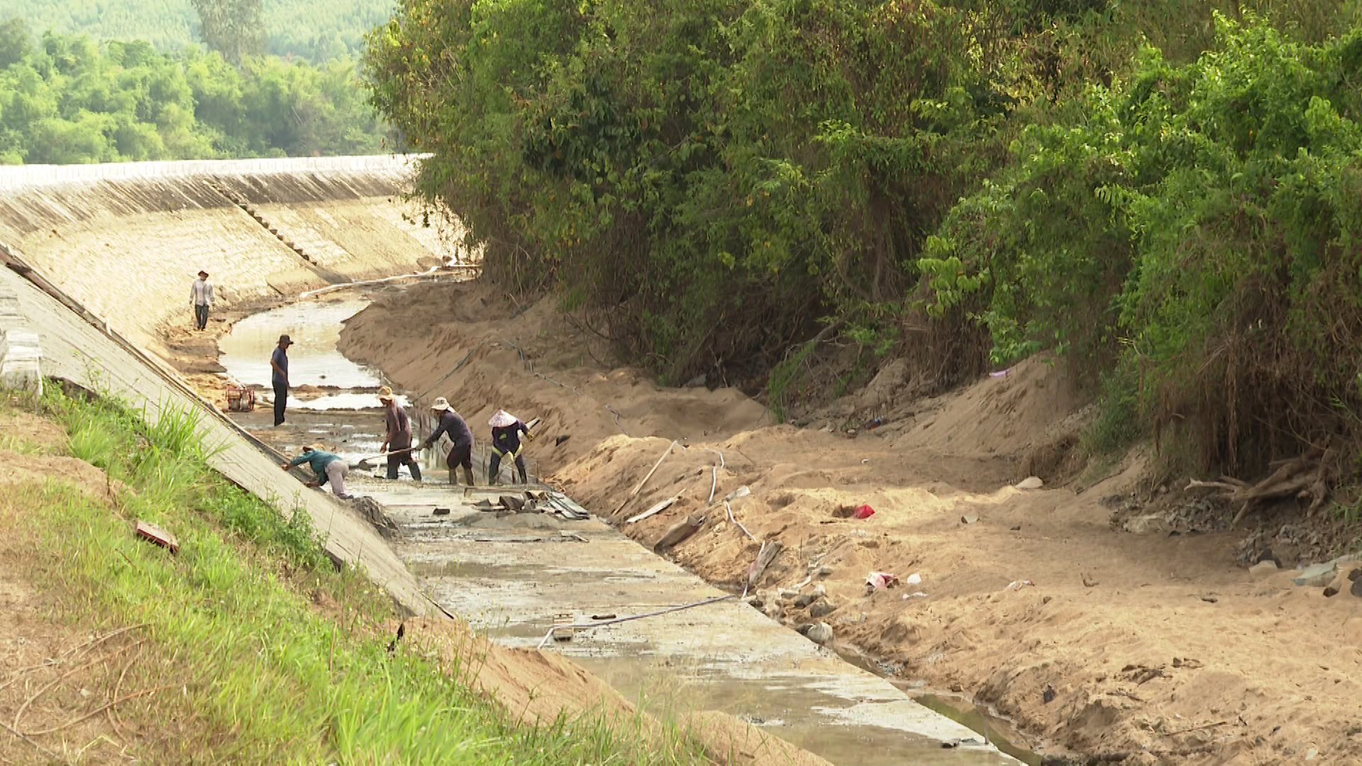 Employees of Dong Cam Irrigation Company Limited carry out canal repair and dredging at the North main canal system (Phu Hoa district). Illustration photo: NGOC HAN