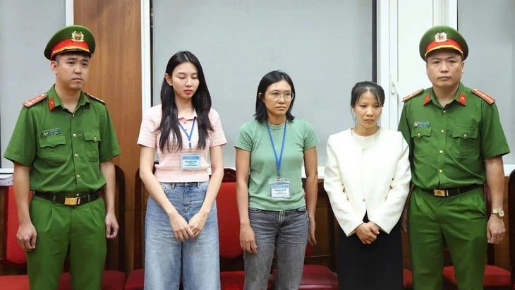 Hoa hậu Nguyễn Thúc Thùy Tiên (thứ hai từ trái sang) bị bắt tạm giam vì những sai phạm liên quan kẹo Kera. (ảnh Bộ Công an)