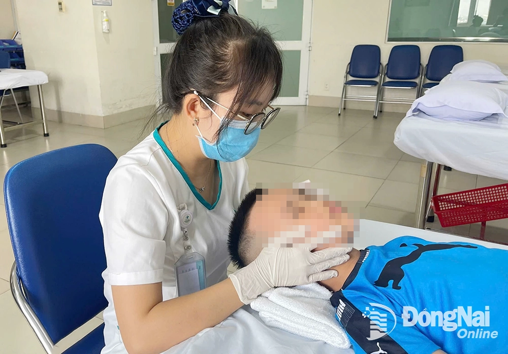 Bé trai đang được tập phục hồi chức năng tại Bệnh viện Hoàn Mỹ Đồng Nai. Ảnh: Nga Trần