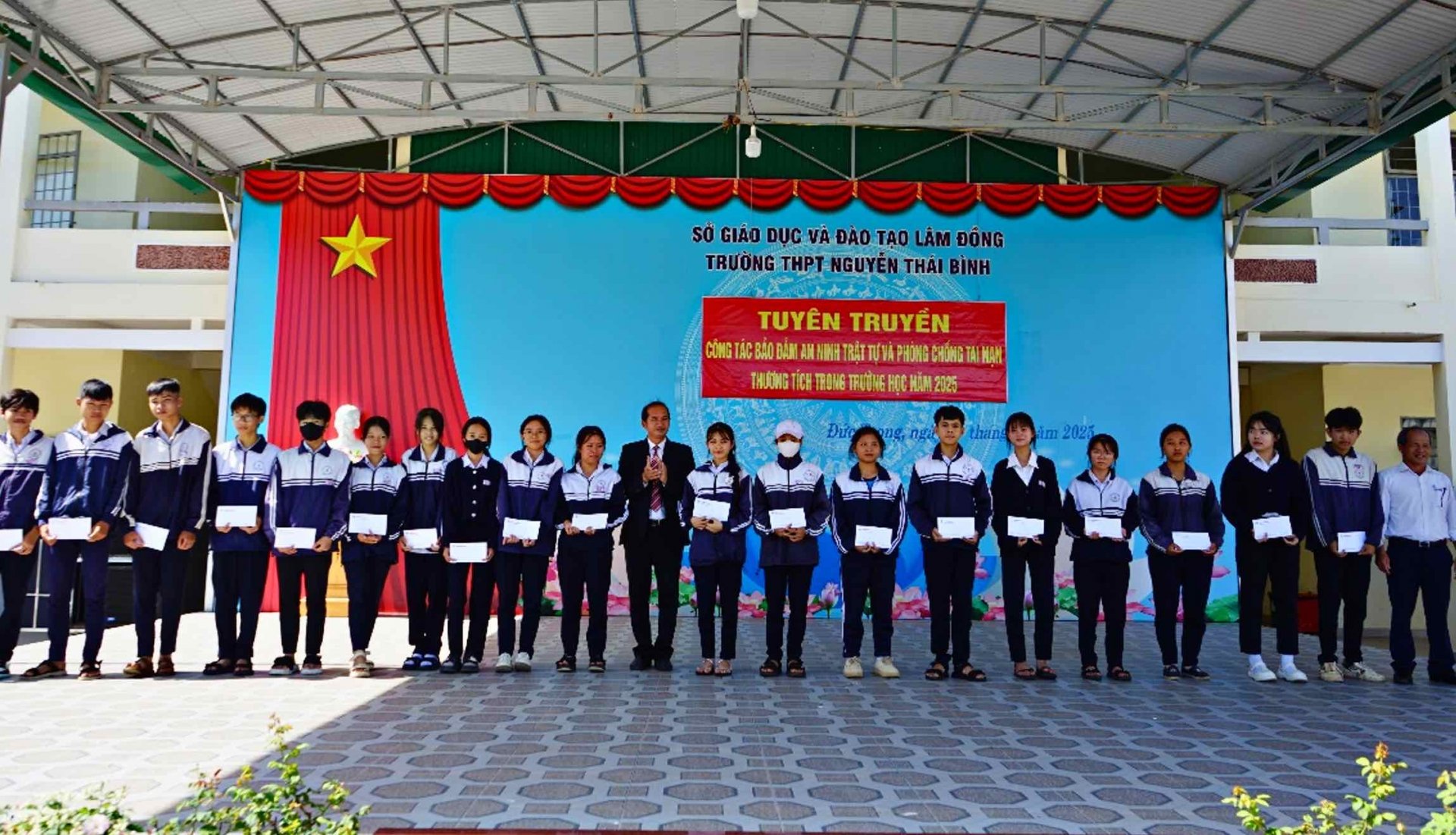 Công ty Thuỷ điện Đại Ninh tặng quà cho học sinh Trường THPT Nguyễn Thái Bình