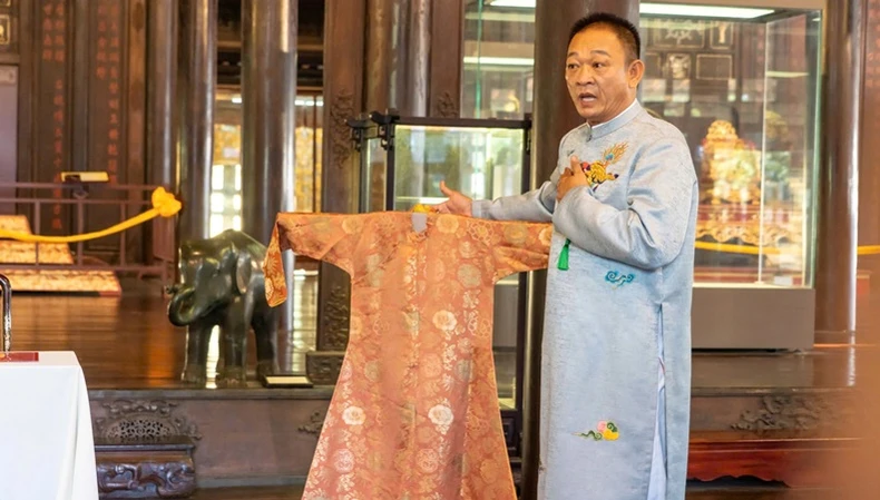 Trao tặng 2 chiếc áo dài của Hoàng Thái hậu Từ Cung cho Trung tâm Bảo tồn di tích cố đô Huế ảnh 4