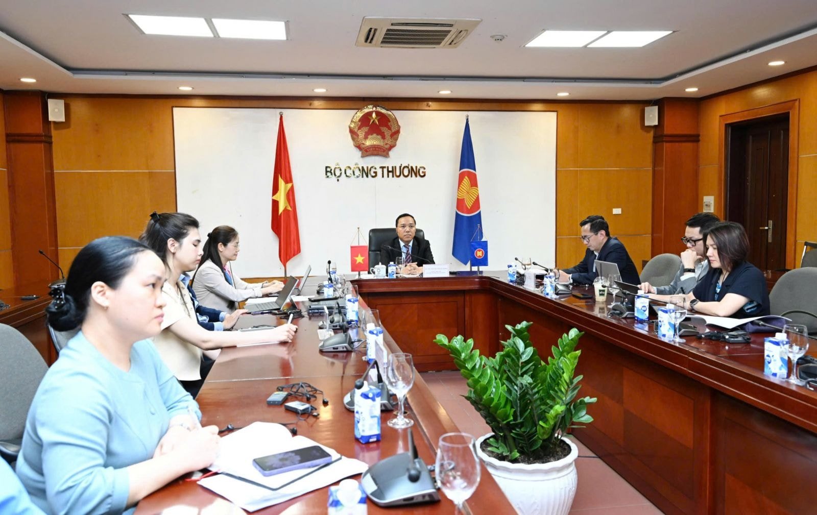 cac-bo-truong-kinh-te-asean-ban-cach-vuot-bat-on.jpg