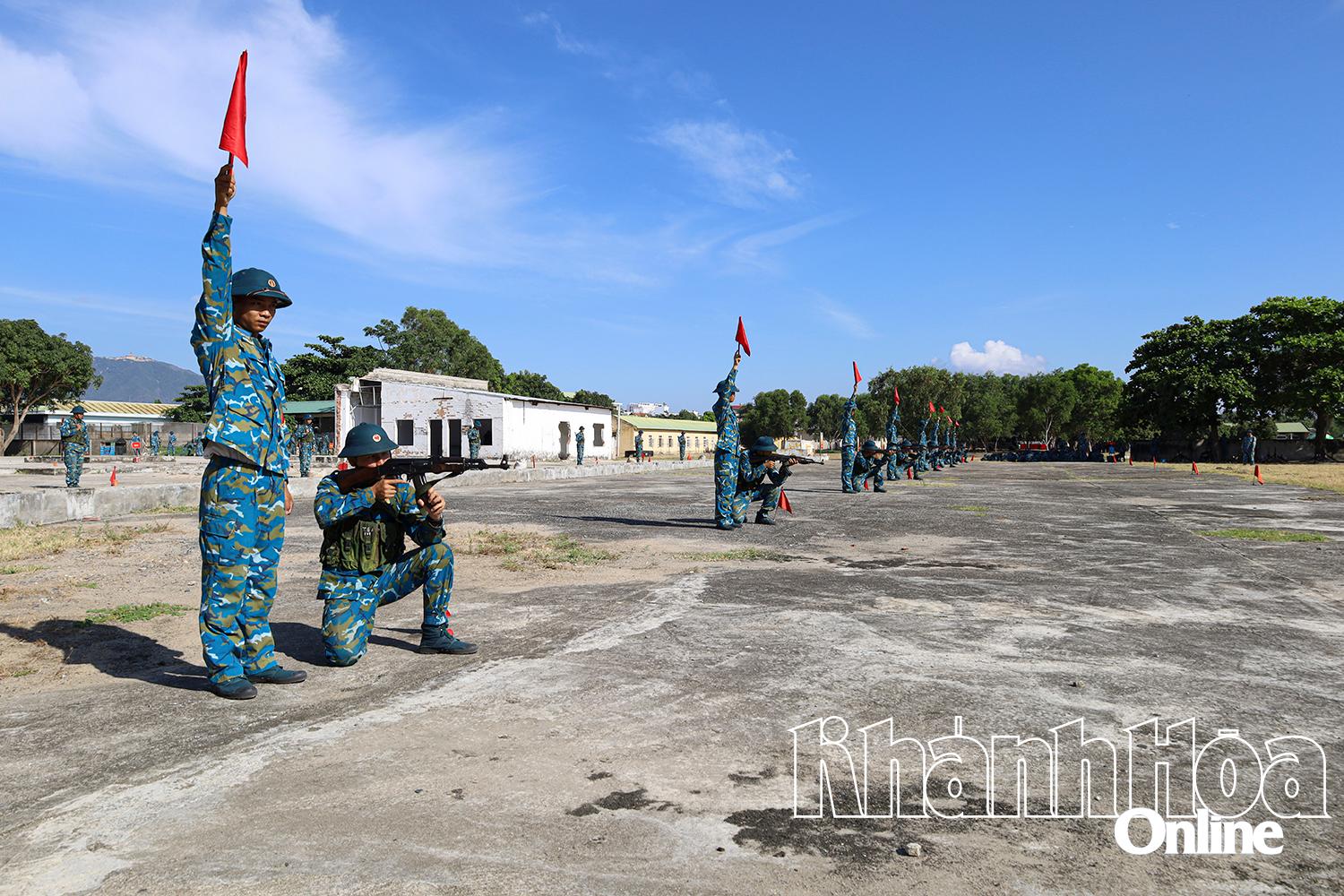 Các tân binh 
huấn luyện nội dung
 bắn súng AK.
