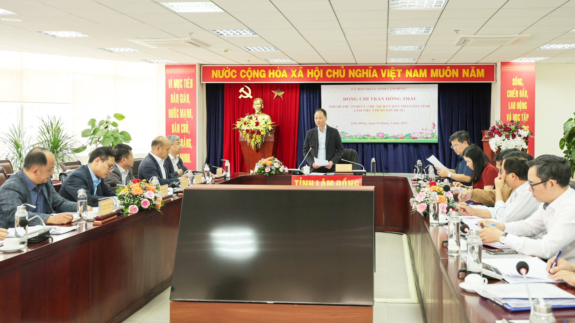 Chủ tịch UBND tỉnh Trần Hồng Thái làm việc với Sở Xây dựng sau hợp nhất 2 sở