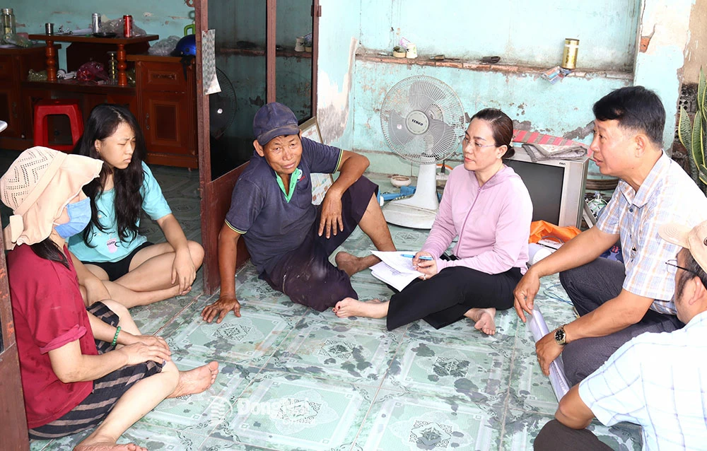 ក្រុមការងារទីក្រុង Bien Hoa បានប្រមូលផ្តុំគ្រួសារសាងសង់ផ្ទះនៅលើដីកសិកម្ម ដើម្បីប្រគល់ដីនោះ។ រូបថត៖ H.Loc