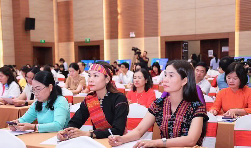 Chairwoman of the Women's Union of Truong Son commune Nguyen Thi My Duyen (sitting in the middle) attended the conference to summarize project 8 in Hanoi.