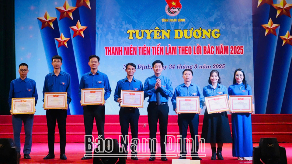 Tỉnh Đoàn trao Bằng khen cho các cá nhân có thành tích tiêu biểu trong học và làm theo tư tưởng, đạo đức, phong cách Hồ Chí Minh năm 2025.
